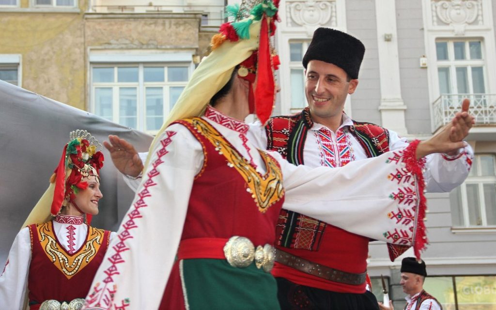 Млади хора по време на фолклорен фестивал