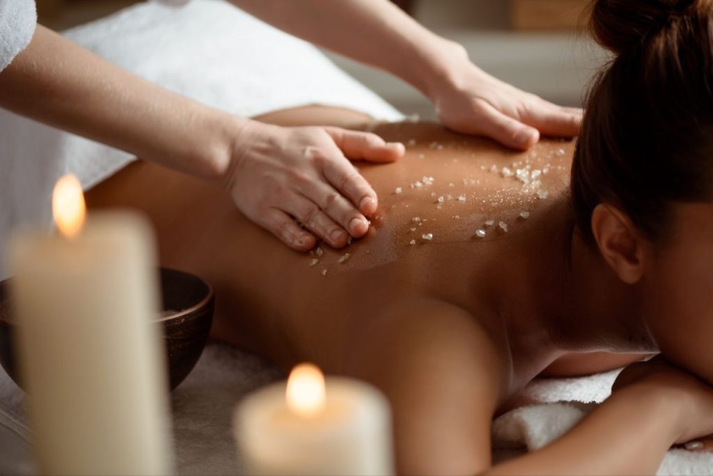 Млада жена по време на релаксиращ СПА масаж